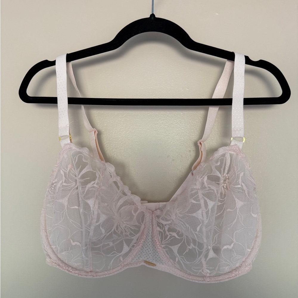 Elegant Chantelle Lace Underwire Bra in Soft Pink